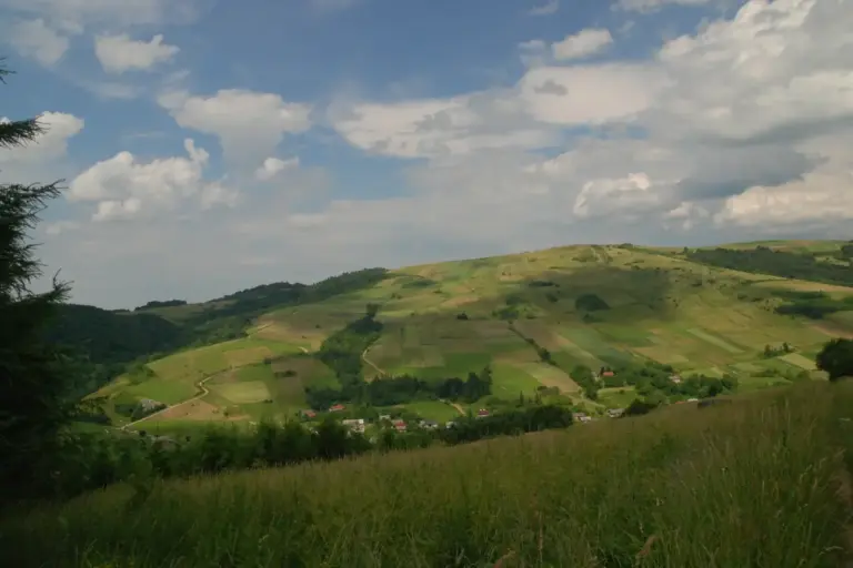 Grzywacka Góra: malowniczy szczyt nad Kątami. Czy łatwo go zdobyć?