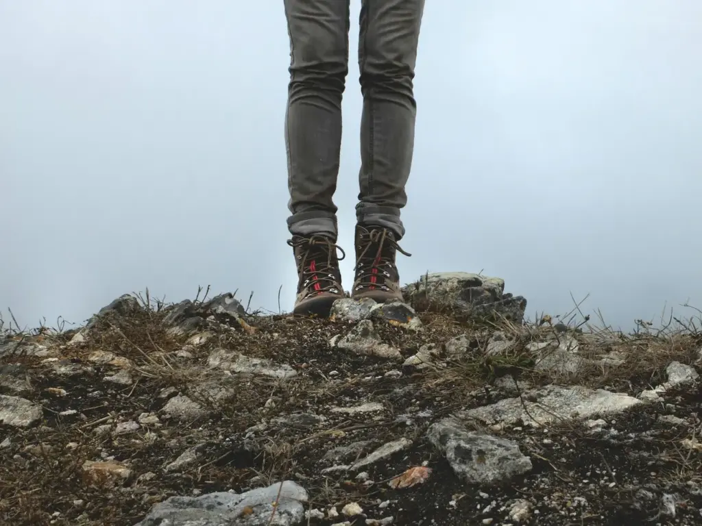 buty trekkingowe osoba stoi na górce