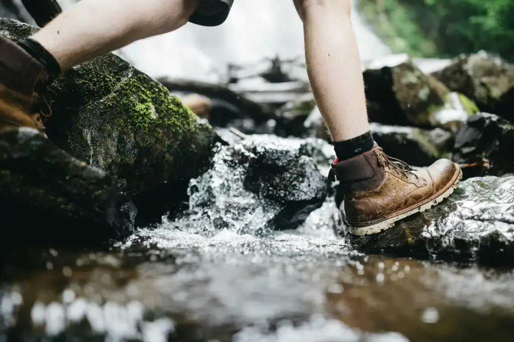 buty trekkingowe przejście przez strumień