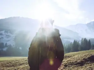 Jaka kurtka w góry zimą? Najważniejsze cechy, na które musisz zwrócić uwagę
